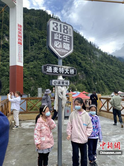 游人在通麥特大橋拍照打卡。彭寧鈴 攝