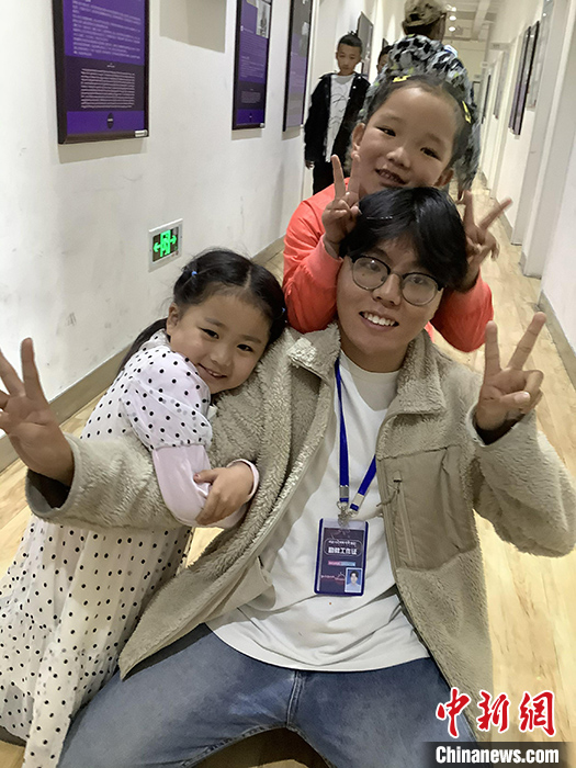 “Z世代”旦真旺加認(rèn)為，拉薩是一座開放與包容的城市，記憶中的拉薩是彩色的。2021年，旦真旺加從浙江大學(xué)漢語(yǔ)言文學(xué)專業(yè)畢業(yè)后，他選擇回到拉薩，成為一名漢語(yǔ)文實(shí)習(xí)助教。圖為8月4日，旦真旺加在課間陪學(xué)生玩耍。 <a target='_blank' ><p  align=