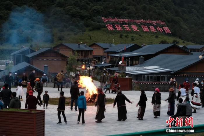 圖為8月5日，玉麥鄉(xiāng)民眾在鄉(xiāng)里跳鍋莊舞，從前的“三人鄉(xiāng)”熱鬧起來了。 <a target='_blank' ></p><p  align=