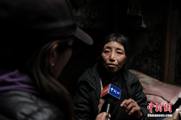 圖為8月6日，卓嘎在牧場小屋內(nèi)接受<a target='_blank' ></p><p  align=