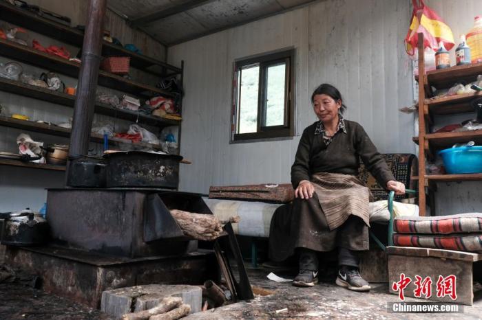 圖為8月6日，“玉麥姐妹”央宗在自家牧場放牧點(diǎn)的小屋里，她傳承了父親的生活習(xí)慣，喜歡待在牧場。 <a target='_blank' ></p><p  align=