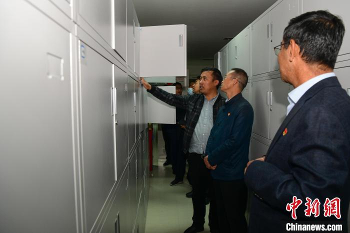 圖為參加西藏三大重點文物保護維修工程檔案移交進館儀式人員參觀拉薩市檔案館?！∝暩聛硭?攝
