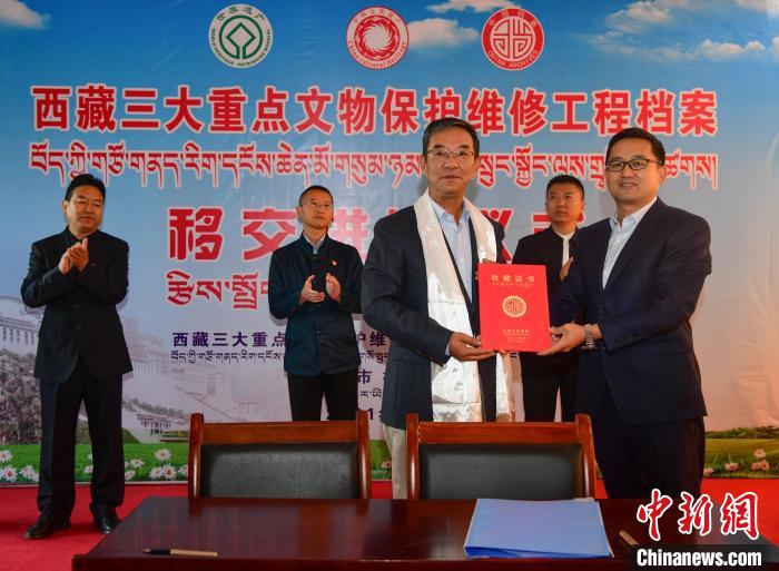 圖為西藏三大重點文物保護維修工程檔案移交進館儀式現(xiàn)場?！∝暩聛硭?攝
