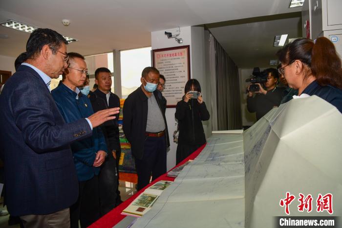 圖為參加西藏三大重點文物保護維修工程檔案移交進館儀式人員參觀布達拉宮手繪圖紙?！∝暩聛硭?攝