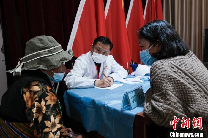 北京大學(xué)第一醫(yī)院教授、主任醫(yī)師霍勇在義診現(xiàn)場(chǎng)接診?！〗w波 攝