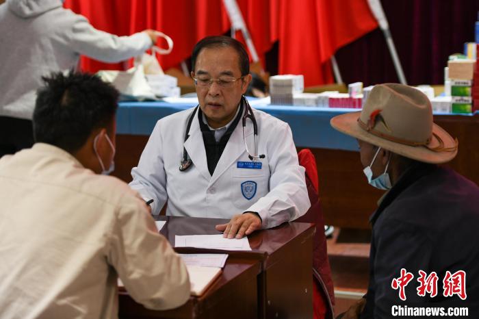 北京大學(xué)人民醫(yī)院心臟中心副主任、博士生導(dǎo)師王偉民為農(nóng)牧民問(wèn)診?！〗w波 攝