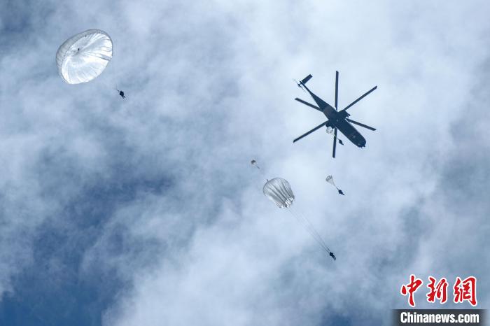 圖為傘降女兵在空中開傘?！⊥跏鰱| 攝