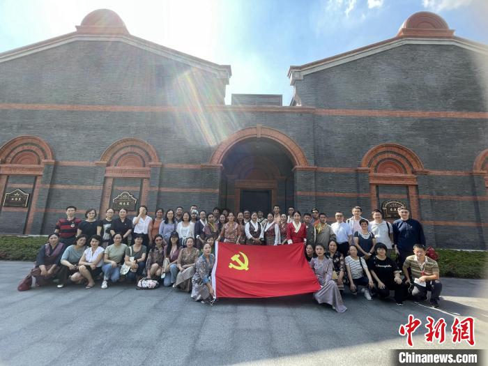 參觀中共一大、二大會址，學員們回顧了中國共產黨百年大黨的革命歷程。　華東師大供圖