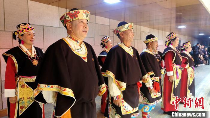 圖為西藏老年舞蹈隊在后臺準備上場?！∝暽＠?攝