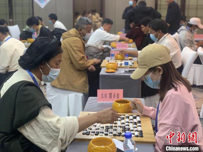 圖為參賽選手正在進行藏棋對弈?！≈x牧 攝