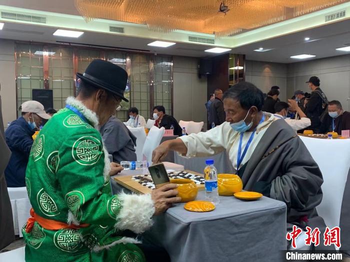 圖為參賽選手正在進行藏棋對弈?！≈x牧 攝
