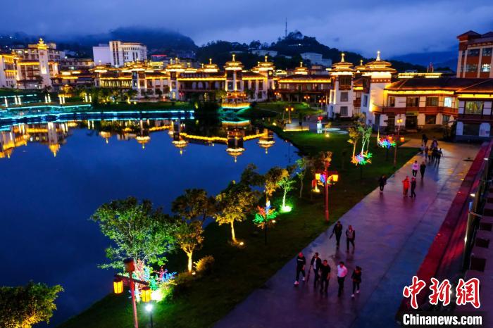 圖為2021年5月18日，西藏自治區(qū)墨脫縣城入夜，昔日的“高原孤島”如今面貌一新?！〗w波 攝