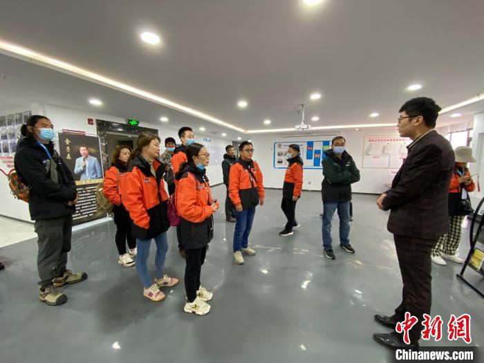 圖為2021瀾湄萬里行中外媒體在昌都新區(qū)采訪?！±罱瓕?攝