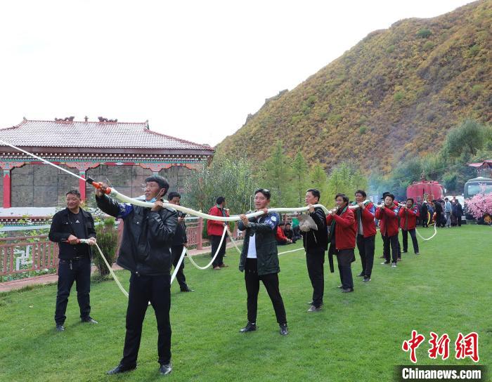 圖為護(hù)林員體驗(yàn)架設(shè)水泵。　昌都市森林消防支隊(duì) 供圖