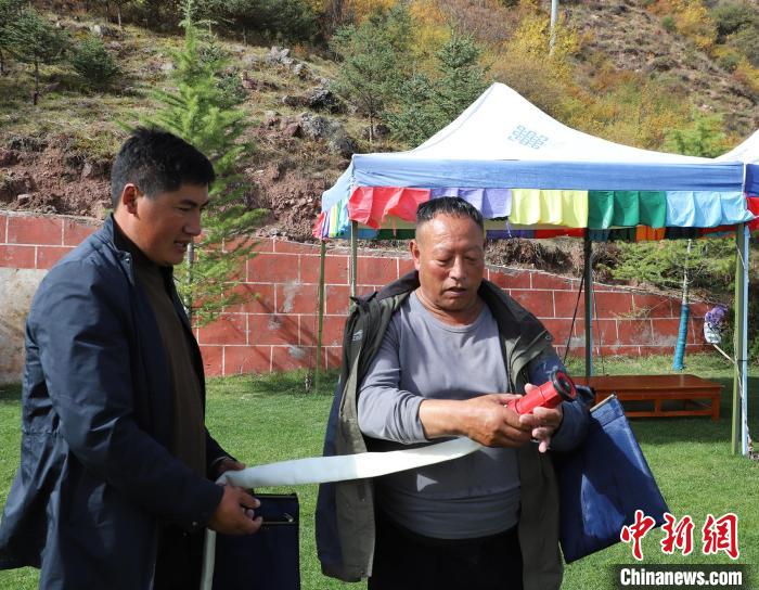 圖為護(hù)林員操作體驗(yàn)滅火裝備?！〔际猩窒乐ш?duì) 供圖
