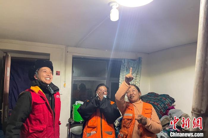 青藏公路109道班接入大網電?！?閆昱翰 　攝
