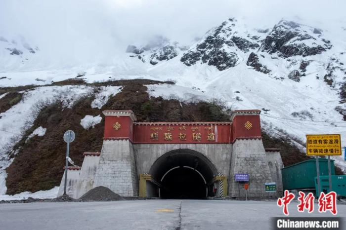 墨脫公路控制性工程——嘎隆拉隧道。上方為嘎隆拉雪山，曾是進入墨脫最大的“攔路虎”。