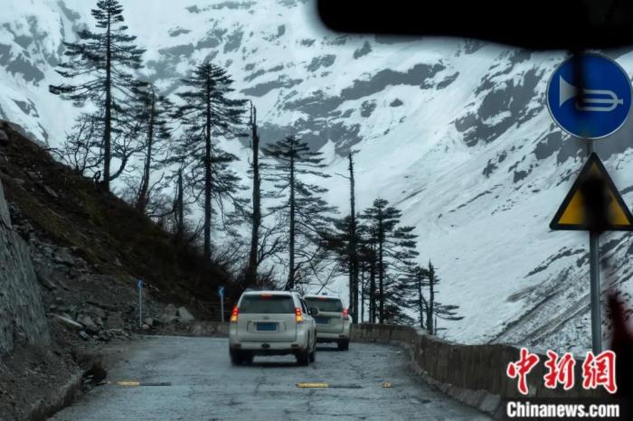 圖為墨脫公路沿線的雪景風光。