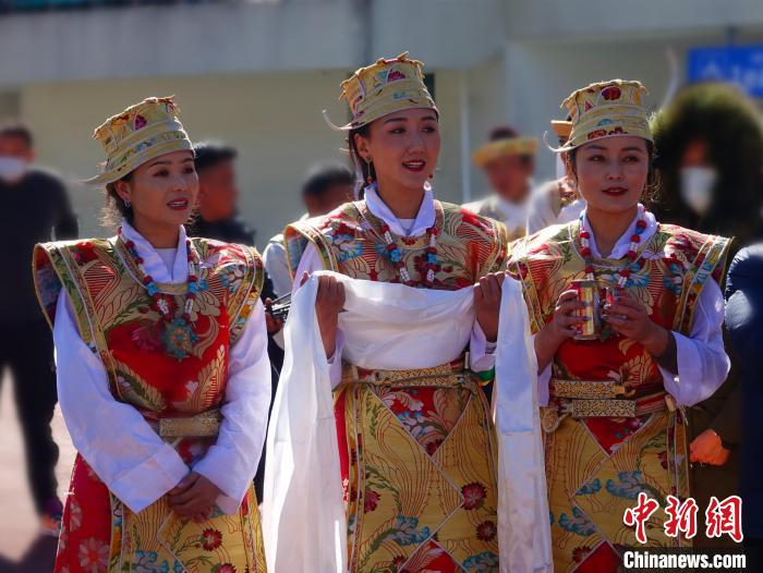 圖為身著節(jié)日盛裝的藏族姑娘?！∪轿木?攝