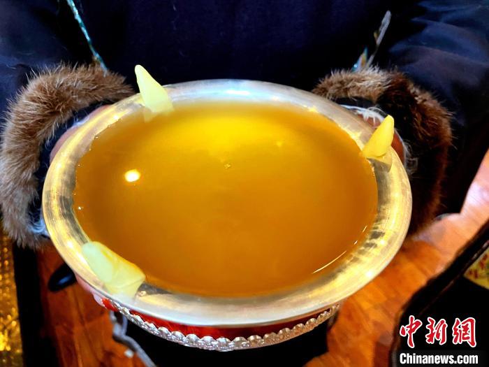 圖為青稞酒。　冉文娟 攝