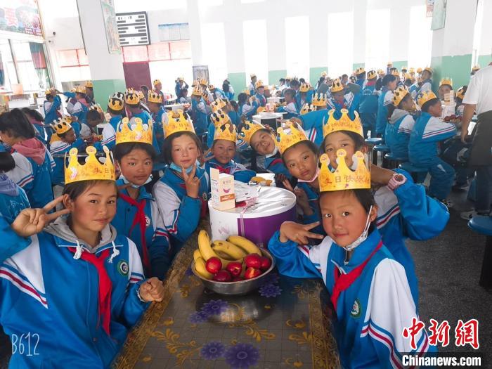 圖為加查縣安繞鎮(zhèn)小學(xué)學(xué)生集體過六一兒童節(jié)?！“怖@鎮(zhèn)小學(xué)供圖