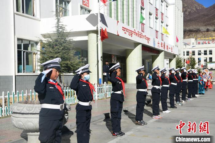 圖為加查縣安繞鎮(zhèn)小學(xué)學(xué)生爭當(dāng)“小交警”體驗(yàn)交警工作?！∝暩聛硭?攝