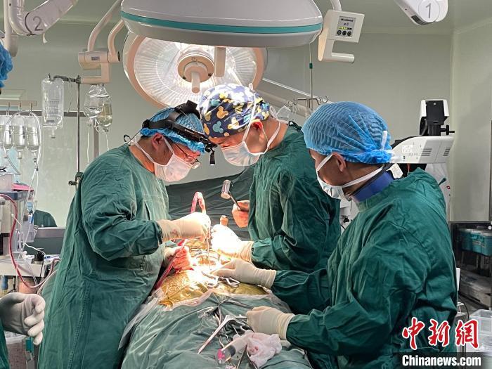 圖為在北京援藏醫(yī)療隊(duì)專(zhuān)家指導(dǎo)下，多項(xiàng)新技術(shù)使用到脊柱疾病的手術(shù)中。(資料圖) 拉薩市人民醫(yī)院脊柱外科供圖