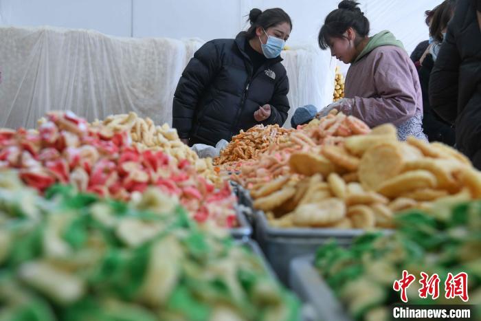 圖為拉薩市民選購(gòu)年貨“卡塞”?！∝暩聛?lái)松 攝