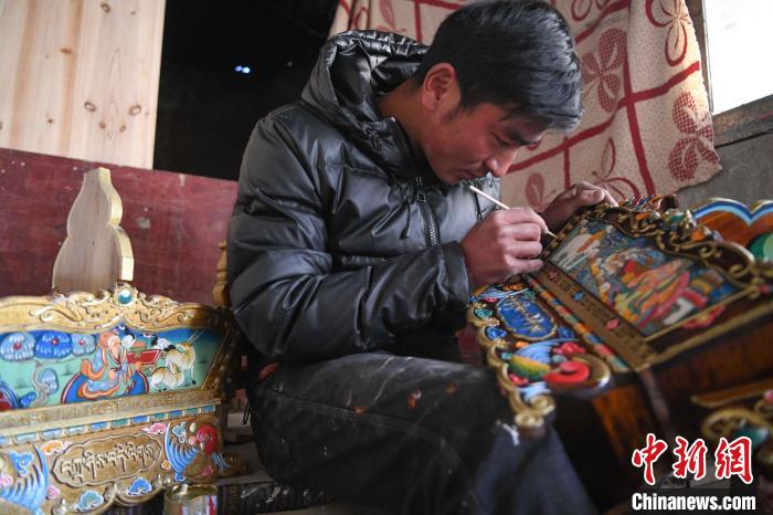 圖為拉薩手藝人制作年貨“切瑪盒”?！∝暩聛?lái)松 攝