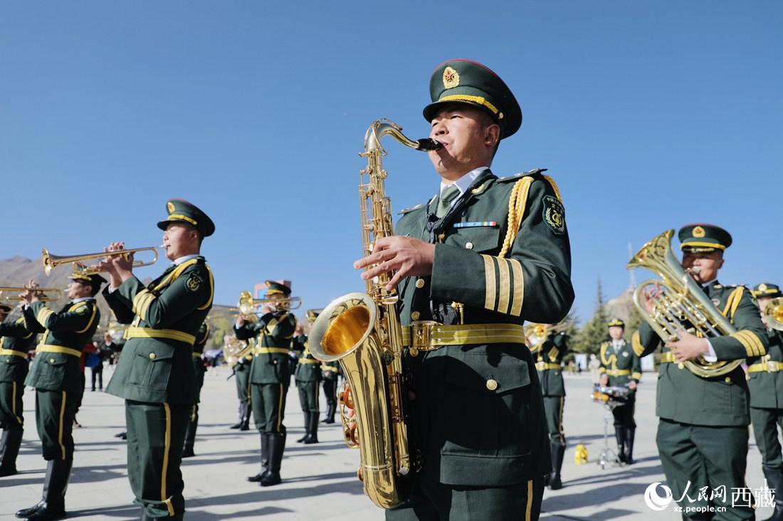 軍區(qū)文工團奏響國歌。人民網(wǎng) 次仁羅布攝
