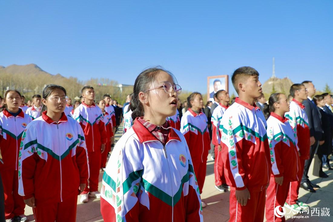 全體奏唱國歌。人民網(wǎng) 次仁羅布攝