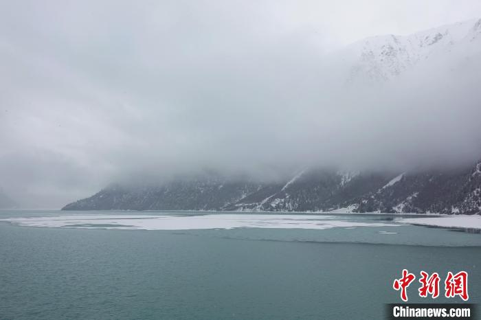 然烏湖春雪飄落?！∪轿木?攝