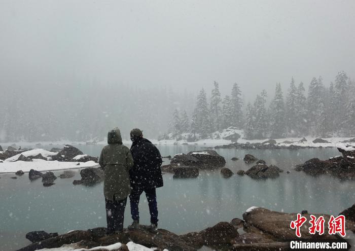 游客欣賞雪中然烏湖?！∪轿木?攝