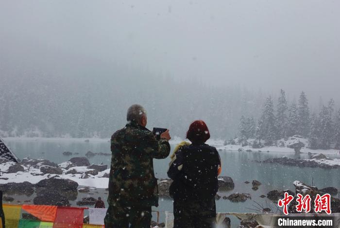 游客欣賞雪中然烏湖?！∪轿木?攝