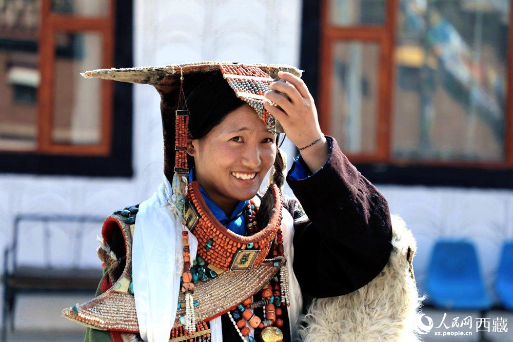 身著“飛天服飾”的普蘭少女。人民網(wǎng) 李海霞攝