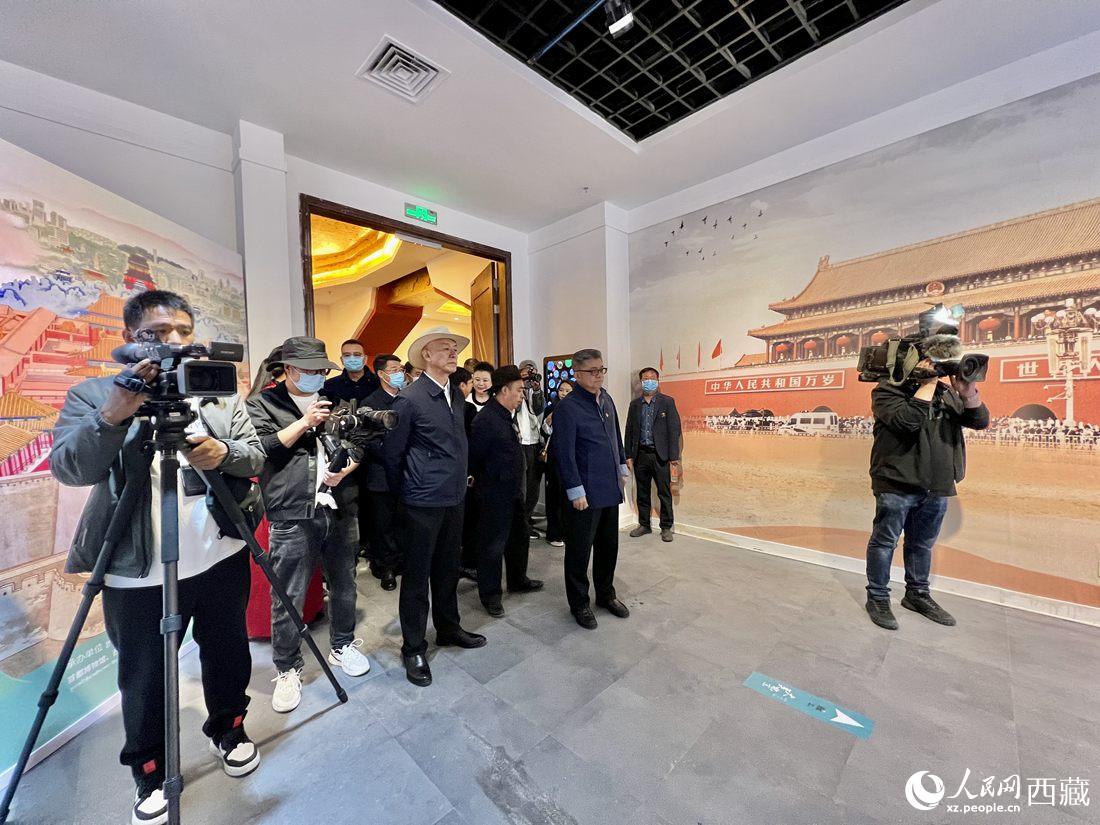 參觀《“讀城——大美北京”西藏巡展》展廳。 人民網(wǎng) 次仁羅布攝