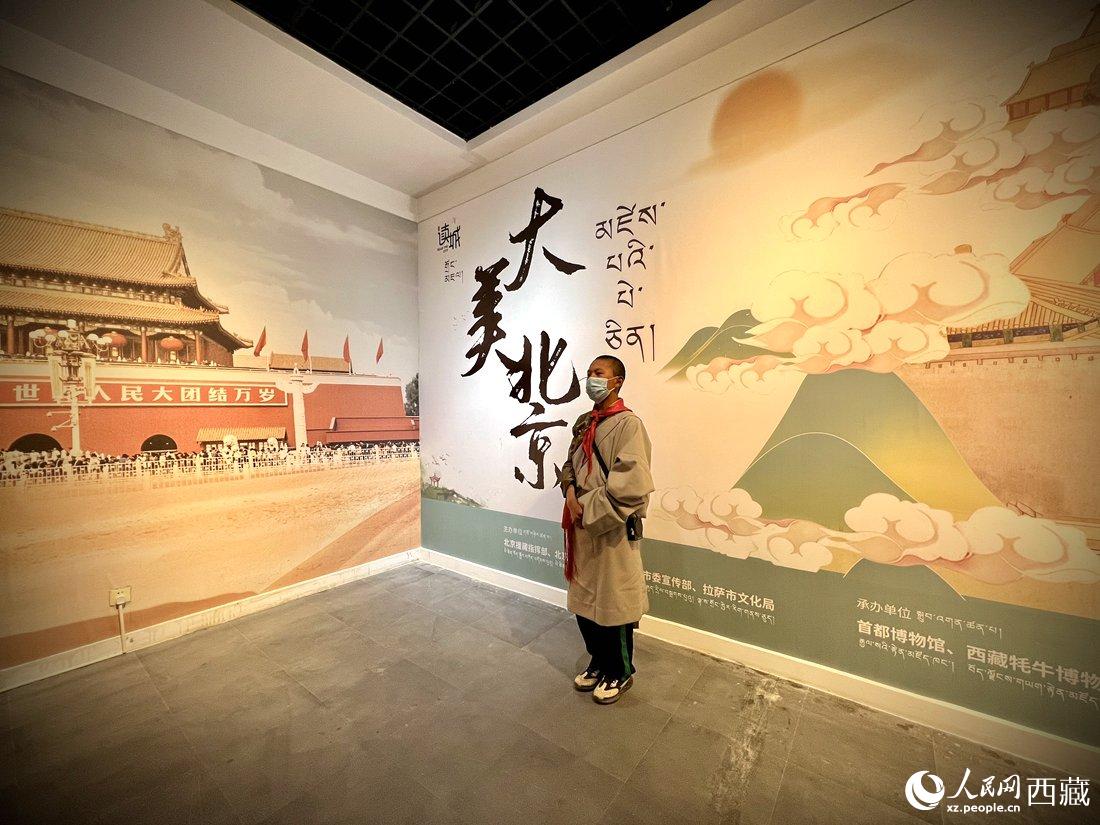 拉薩市北京實(shí)驗(yàn)中學(xué)的學(xué)生講解員進(jìn)行講解。人民網(wǎng) 次仁羅布攝