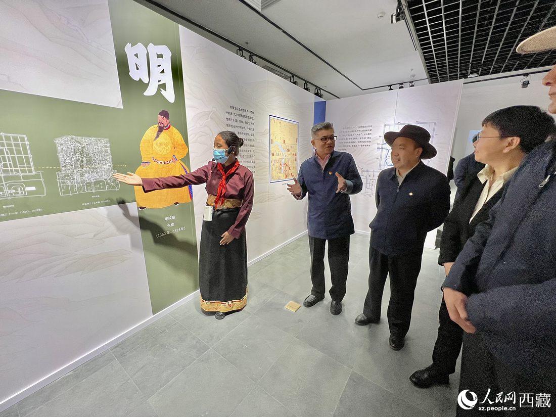 拉薩市北京實(shí)驗(yàn)中學(xué)的學(xué)生講解員進(jìn)行講解。人民網(wǎng) 次仁羅布攝