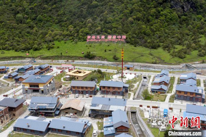 “家是玉麥 國是中國”的大字豎立在玉麥鄉(xiāng)旁的山腳上?！钊A峰 攝