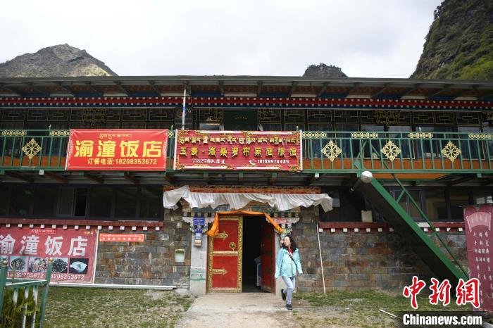 玉麥鄉(xiāng)里修建了飯店與旅館?！钊A峰 攝