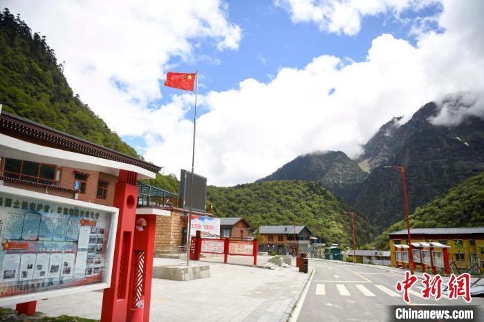 玉麥鄉(xiāng)內(nèi)道路變成了硬化路?！钊A峰 攝