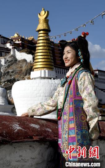 西藏自治區(qū)級非遺項(xiàng)目——拉薩服飾，圖為舊時(shí)拉薩貴族婦女的裝扮。
