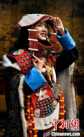 圖為國家級非遺項(xiàng)目——西藏阿里普蘭的“宣”服，該服飾華麗稀有，每逢節(jié)日盛典時(shí)才會穿戴?！±盍?攝