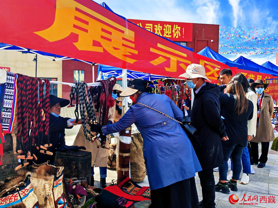技能大賽現(xiàn)場引來不少客戶。人民網(wǎng) 李海霞攝