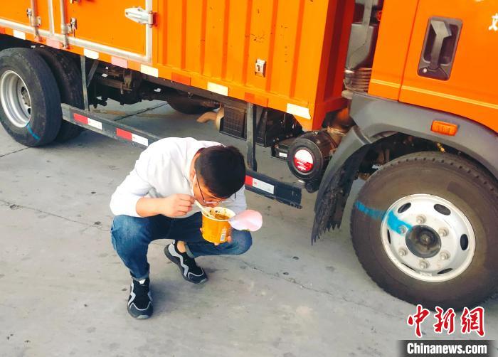 由于沿路疫情原因，閆光宇和朋友只能在服務(wù)區(qū)簡餐?！∴嵟?攝