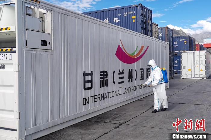 9月9日，甘肅省援助拉薩700噸生活物資“乘冷鏈專列”抵達拉薩。　國鐵青藏集團有限公司拉薩車務(wù)段 供圖