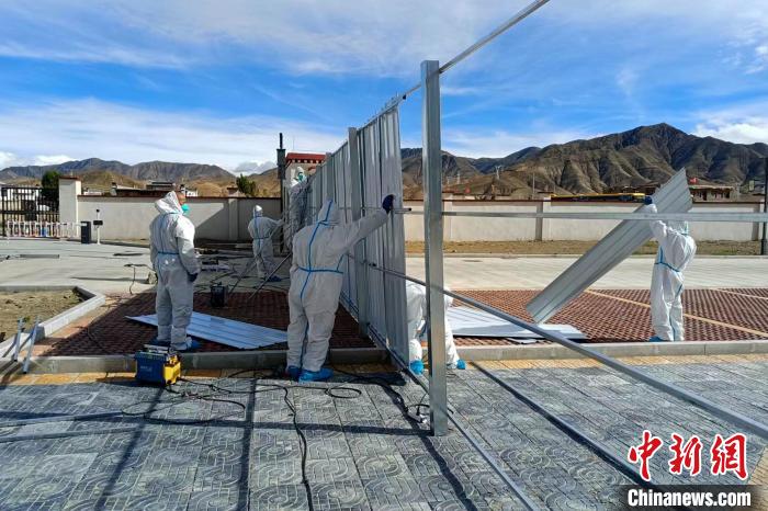 西藏金塔建設(shè)集團(tuán)有限公司職工支援日喀則方艙建設(shè)?！∈茉L者供圖