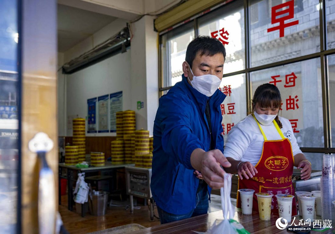 市民購買早餐。人民網(wǎng) 次仁羅布攝