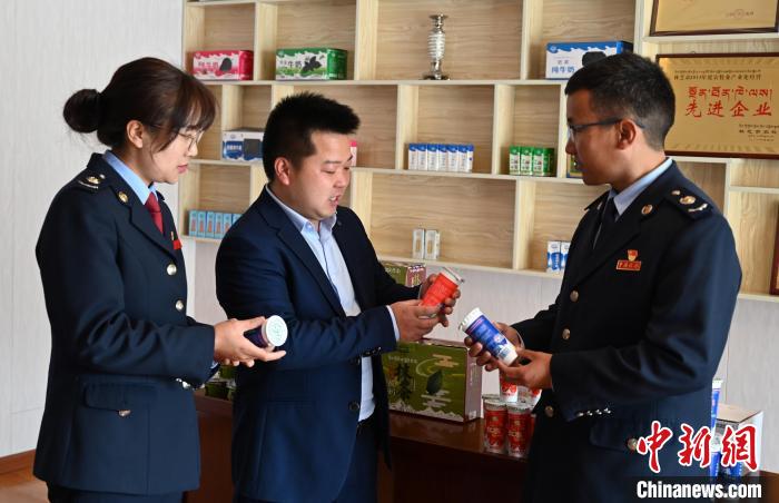 圖為林芝稅務(wù)部門上門了解企業(yè)情況，并宣講稅收政策。資料圖 趙朗 攝