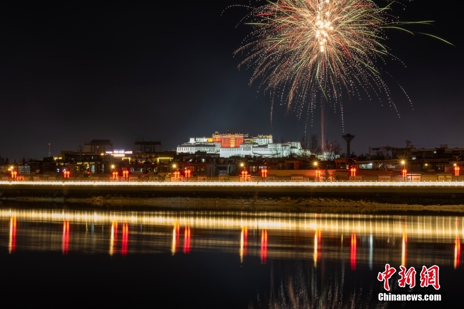 資料圖為2022年3月1日，拉薩迎來藏歷新年“古突夜”，煙花與被燈光照亮的布達拉宮交相輝映。 <a target='_blank' href='/'><p  align=